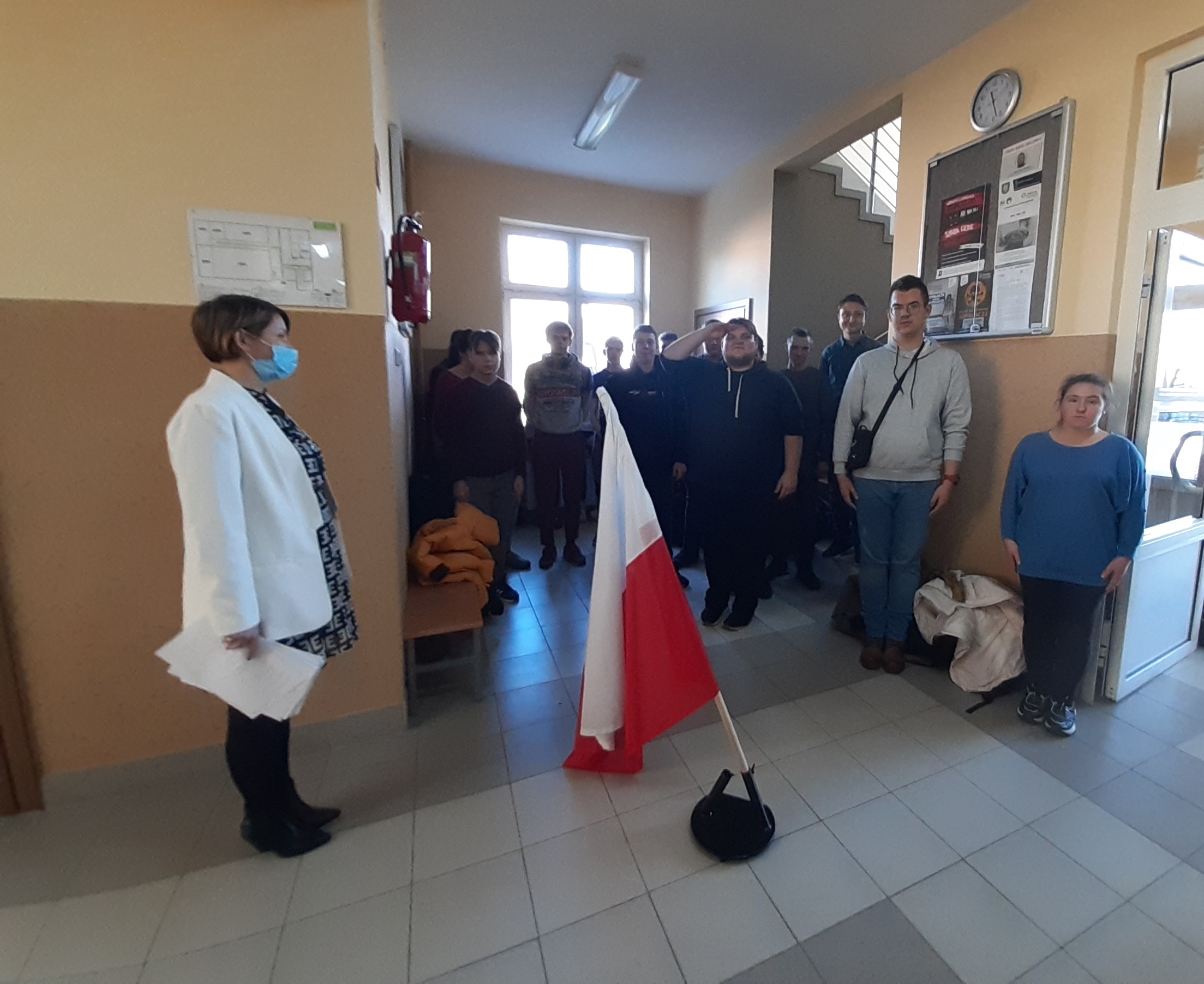 Pani z Młodzieżą stoją na korytarzu na baczność 20211110 112739