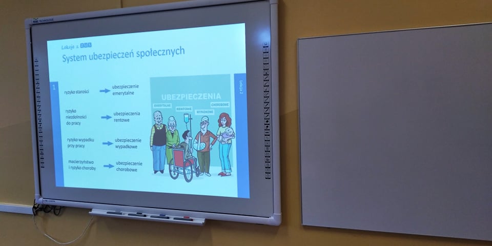 Na projektorze prezentacja 255441361 317746533115758 4969672929797978662 n