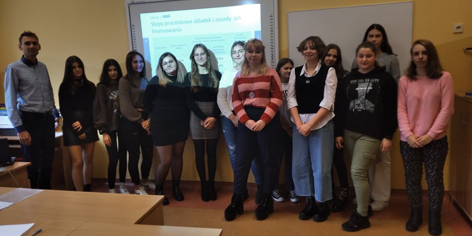 Panie i Panem przed projektorem 255441361 317746533115758 4969672929797978662 n