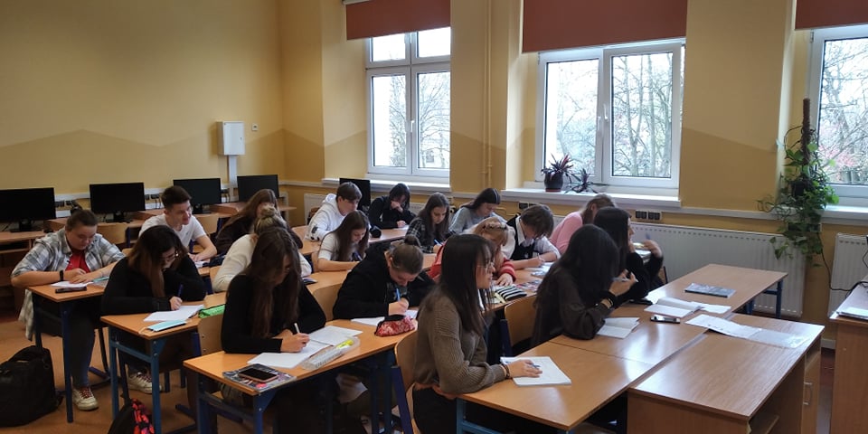 Osoby siedzące za biurkiem 255441361 317746533115758 4969672929797978662 n