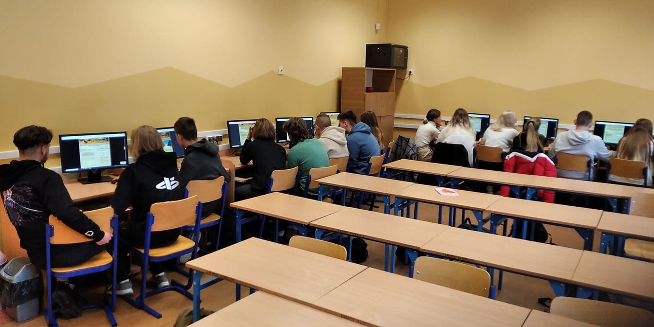 Młodzież siedzi w sali przed komputerem257594964 858758924751772 5644610184884820640 n