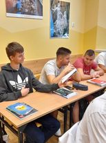 Studenci siedzą w sal 241668139 672902857434607 4003634463753716879 n