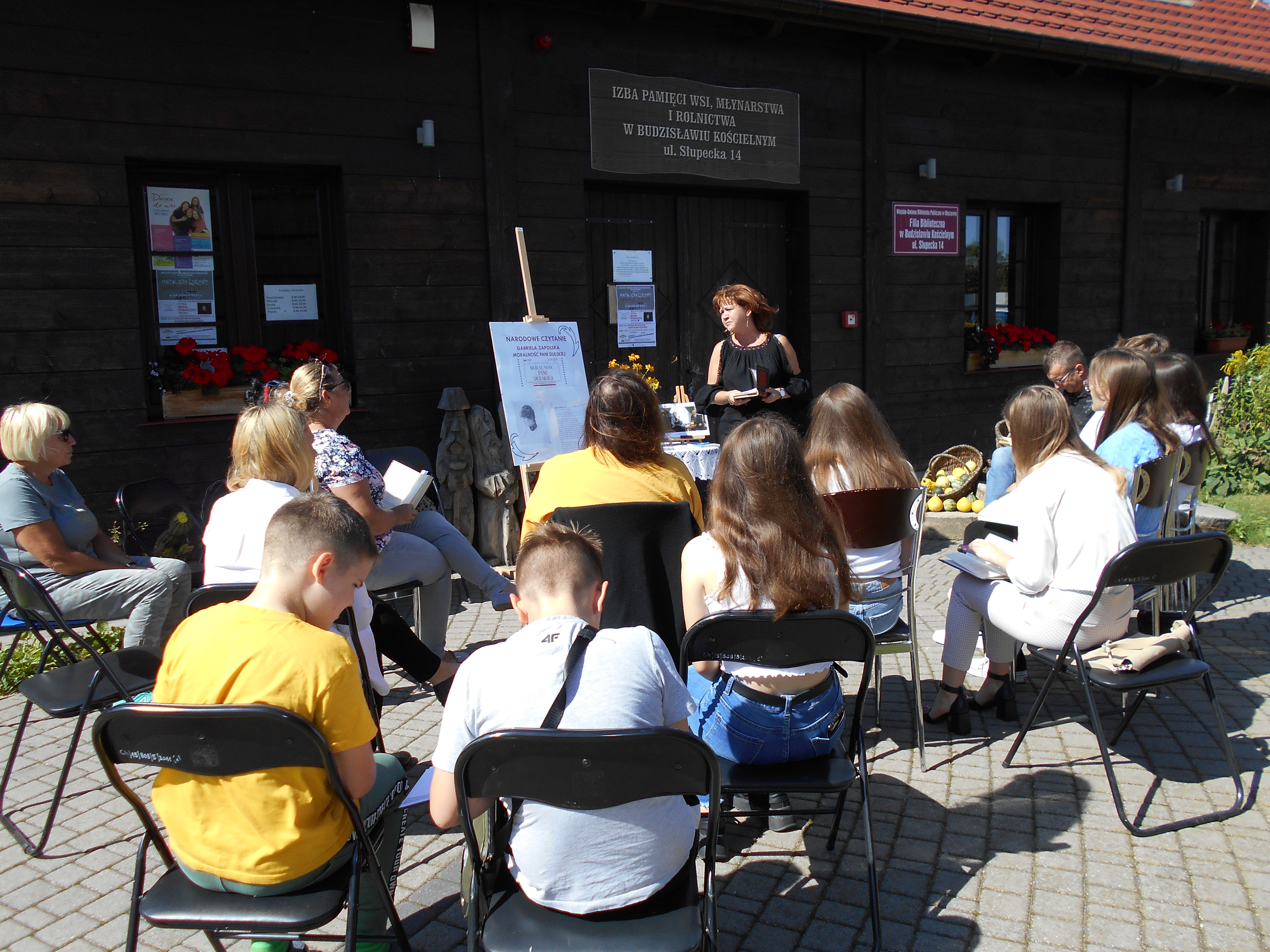 Osoby siedzące na krzesłach na prezentacji 