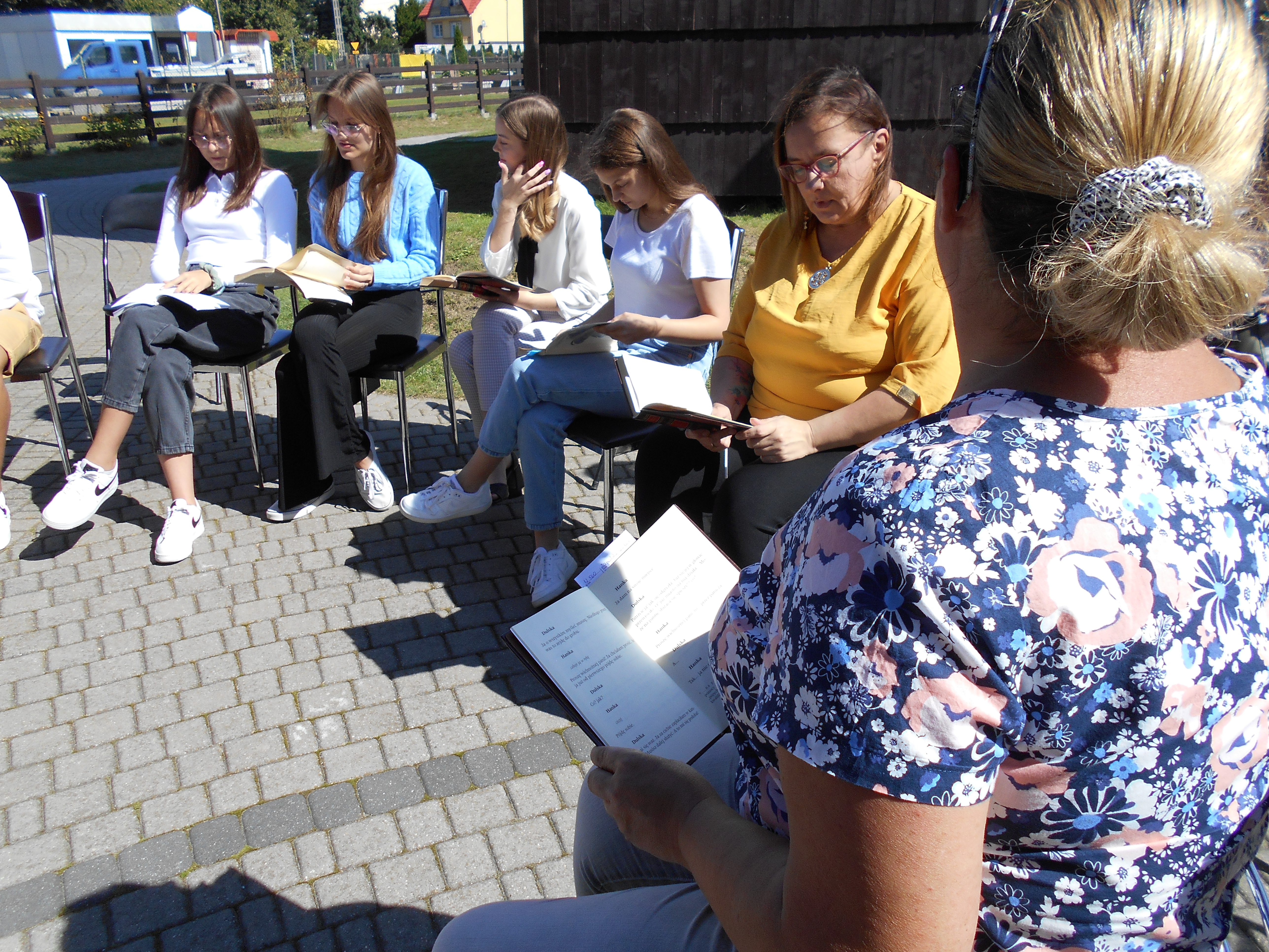 Osoby czytają książke