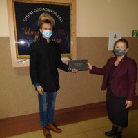 Pan odbiera nagrodę 800 3937