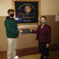 Pan odbiera nagrodę 800 3938