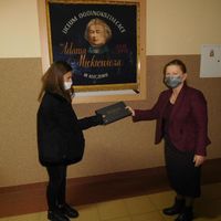 Pani odbiera nagrodę 800 3940