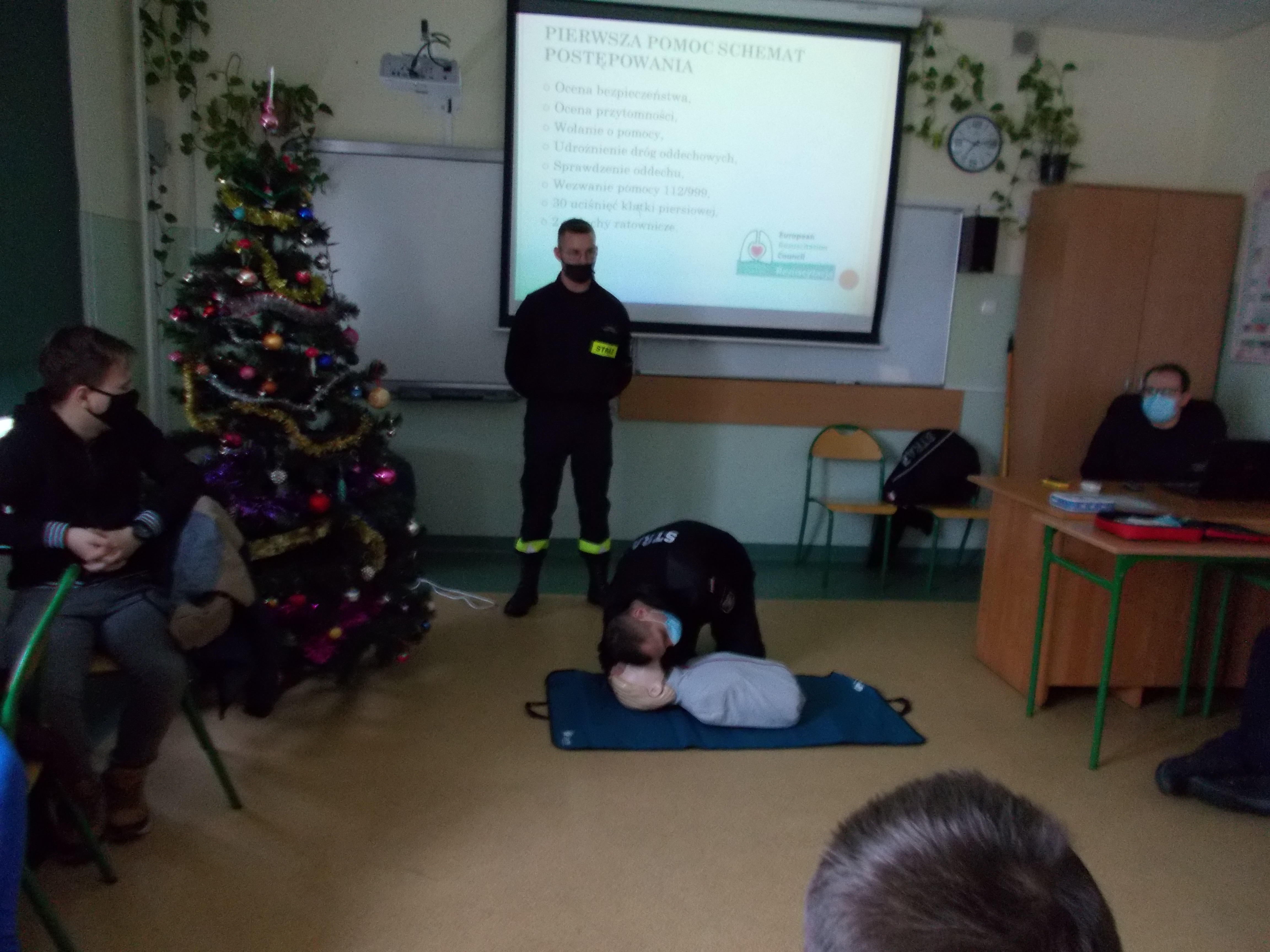 Panowie oglądają film 