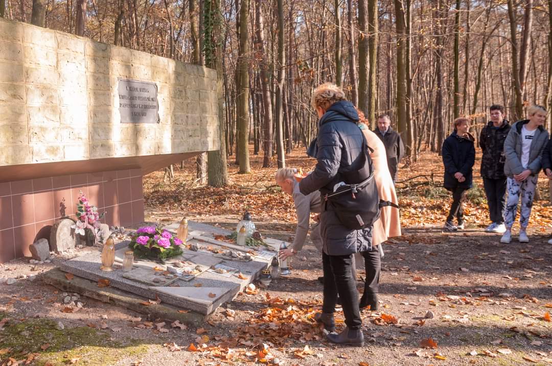 Osoby przed pomnikiem FB IMG 1636108722849