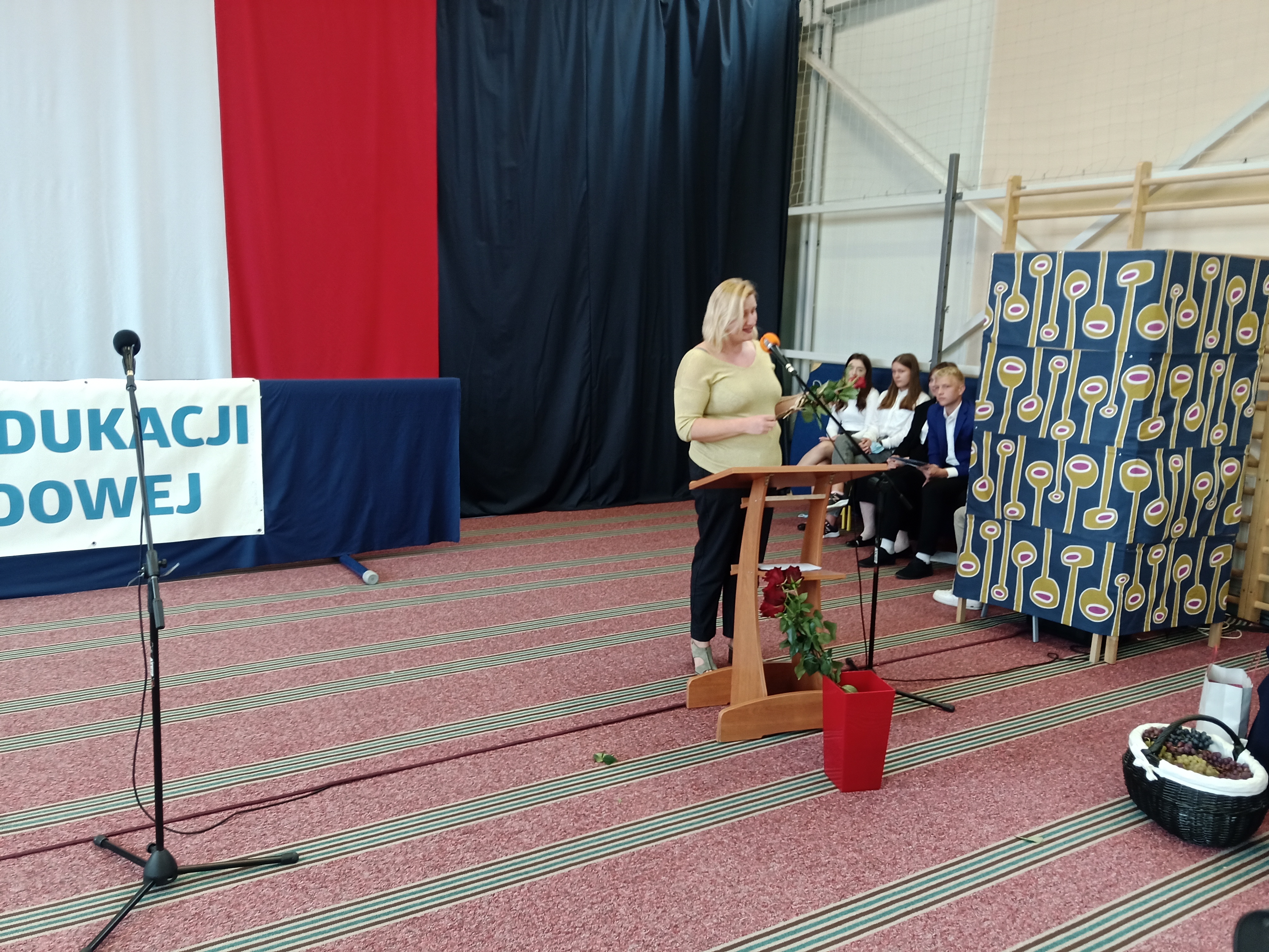 Pani na scenie przemawia 