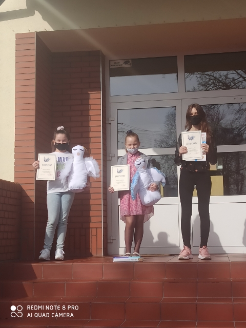 Dziewczyny przed budynkiem